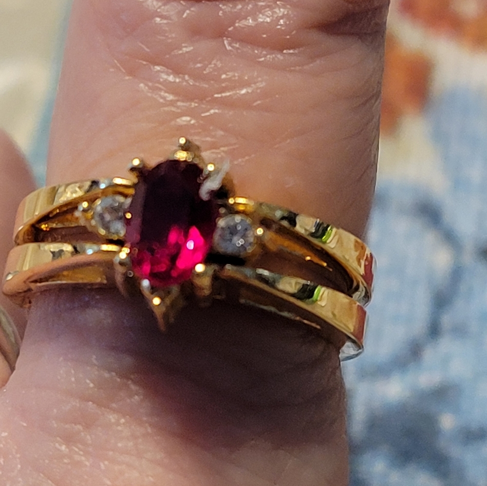 VINTAGE FLIP RING Goldtone and Red Gemstone Women's Ring size 8